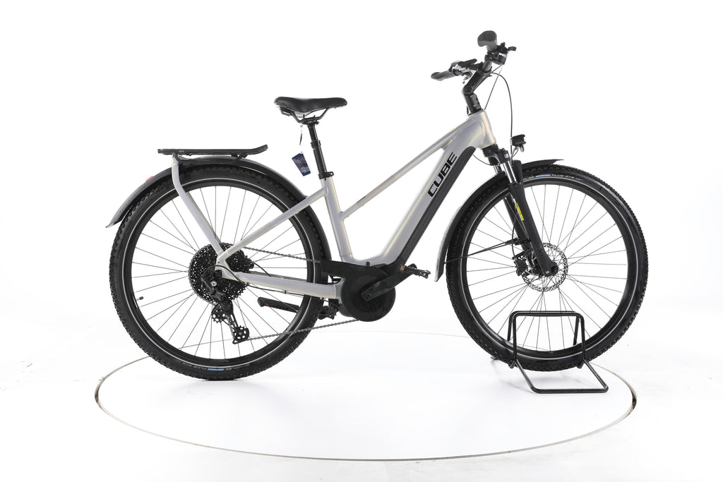 Cube Touring Hybrid Pro 625 Trekking E-Bike - Image 1