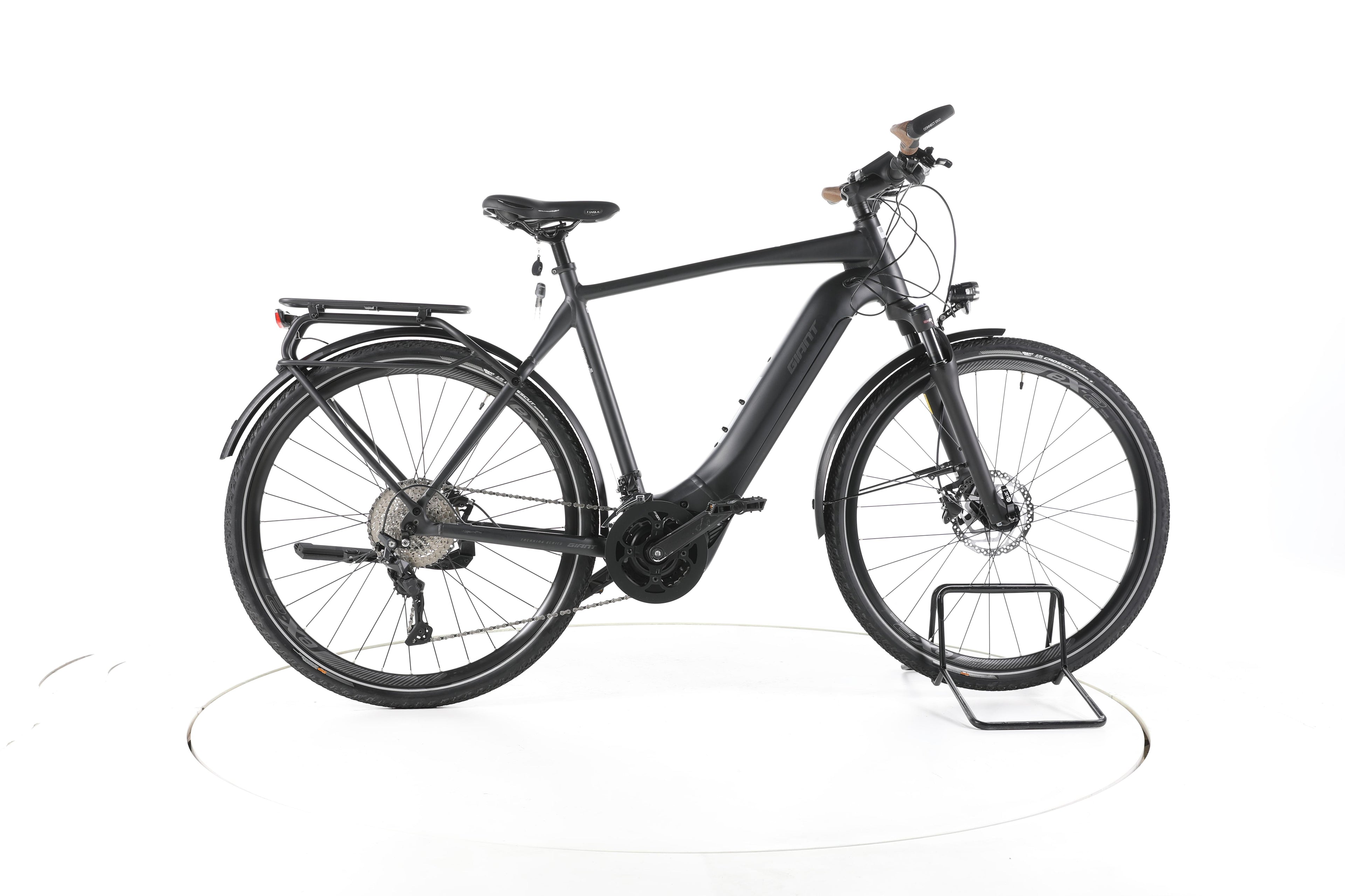 Giant Explore E+ 1 Trekking E-Bike - Image 1